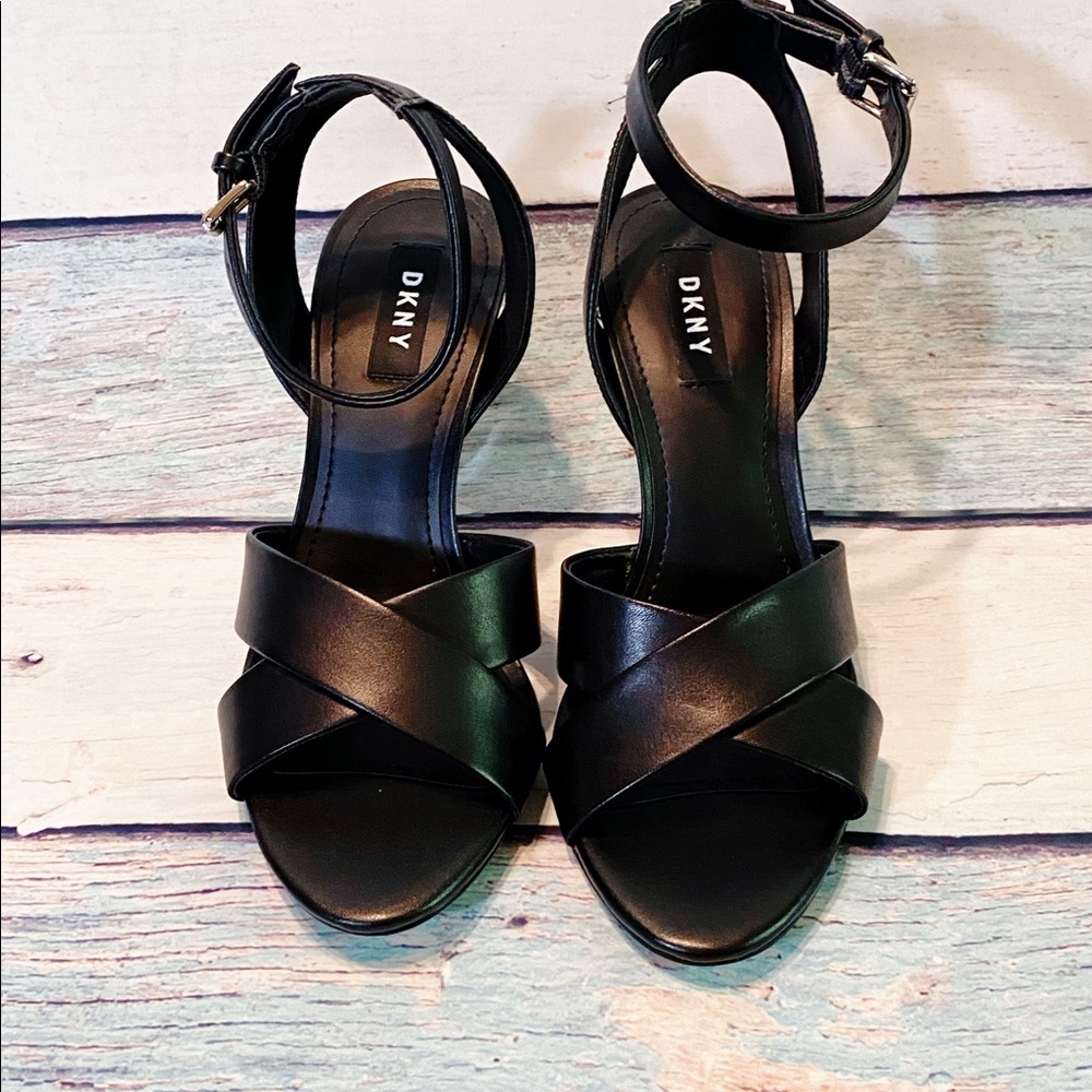 NWT DKNY Women’s Black IvyLeather Sandal 7 - Picture 3 of 6